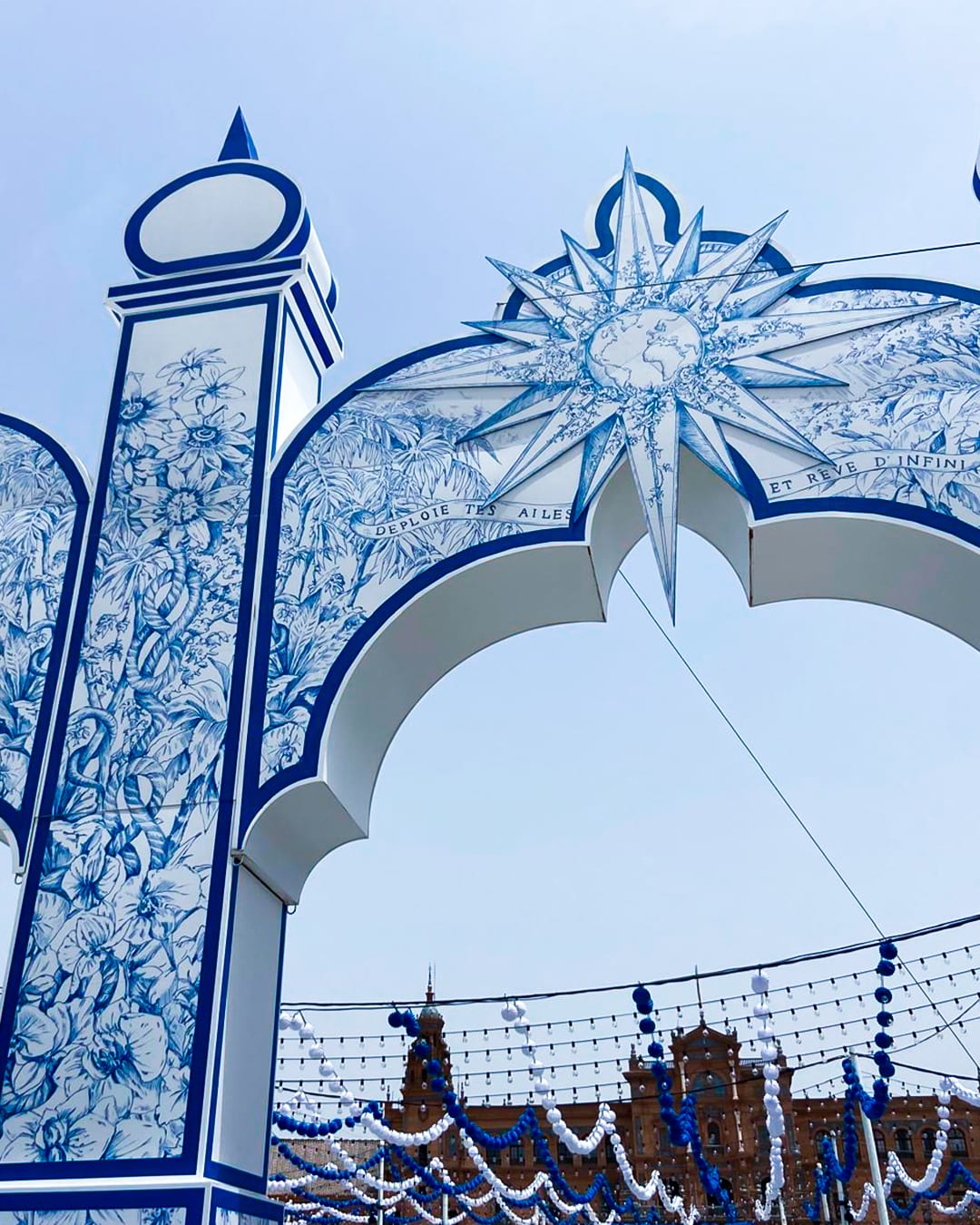 Arco modernista Christian Dior